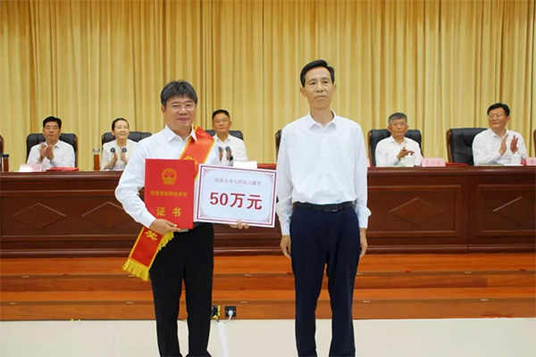中杰特装董事长张春雨荣获菏泽市重大科技贡献奖